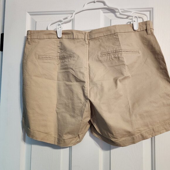 Old Navy Everyday High Waisted Khaki Shorts NWT Size 18 - Picture 2 of 5